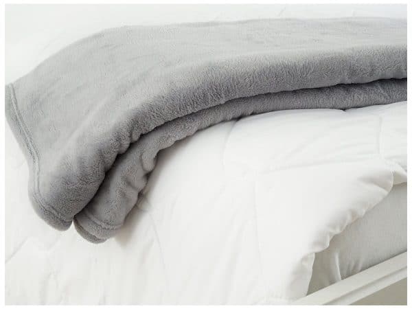 Siva deka preko kreveta