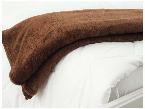 Smeđa deka preko kreveta